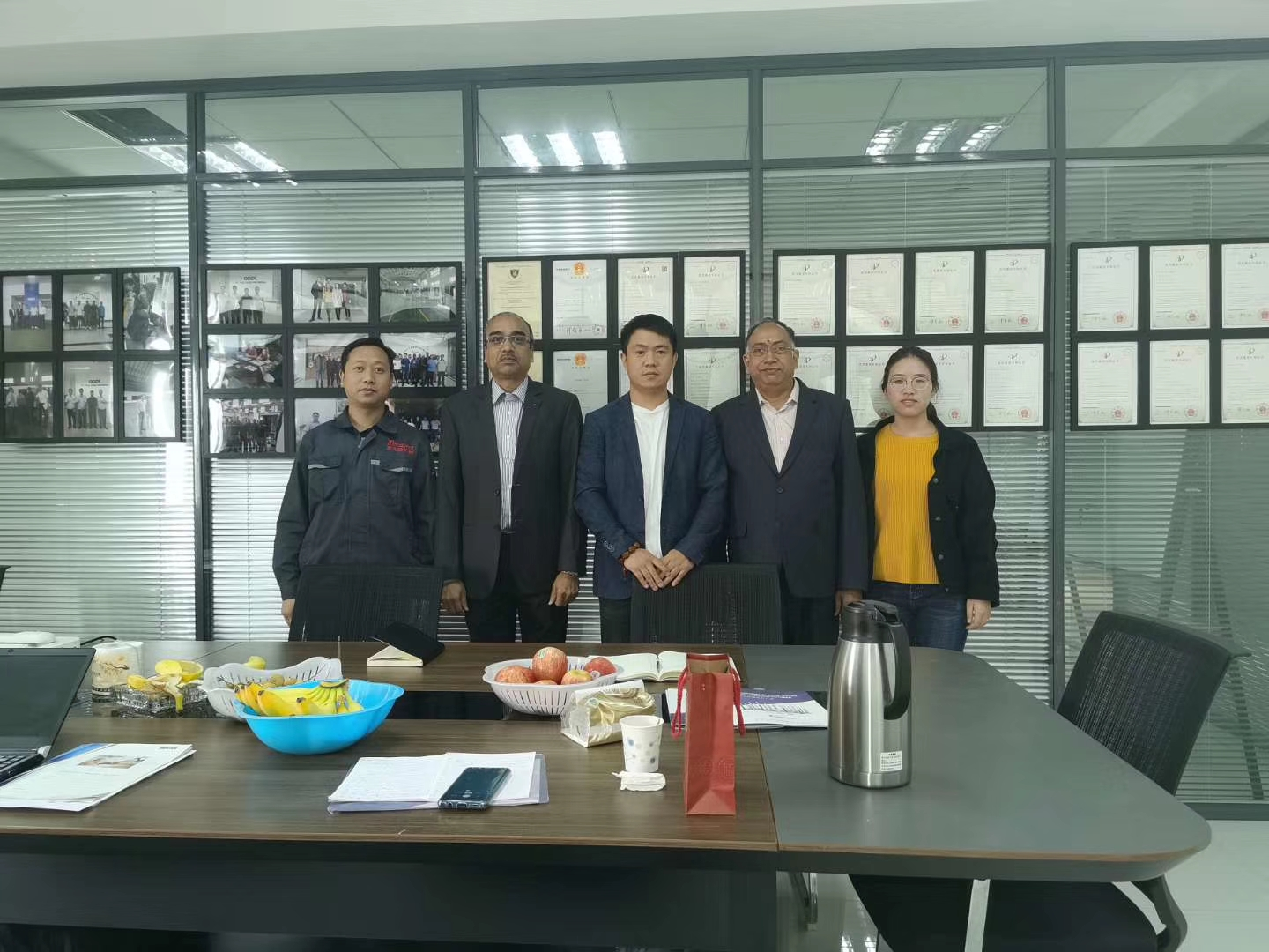 Un client indien a visité les machines JNH pour la chaîne de production automatique de soupapes de moteur2019-11-13